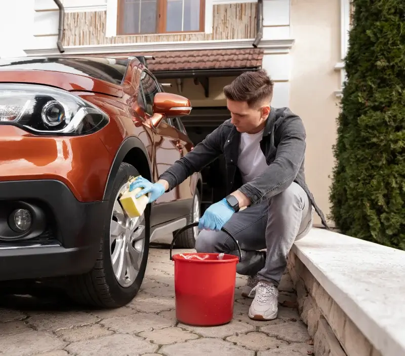 Lavage auto à domicile Breuil-Magné : professionnel intervenant sur un véhicule
